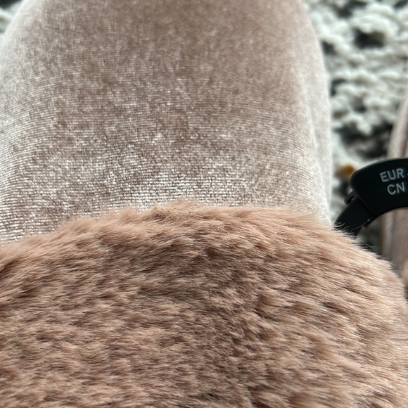 BNWT H&M Womens fuzzy home slippers - Picture 3 of 5